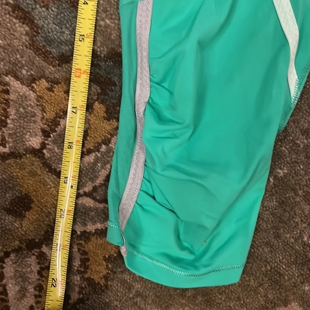 Lululemon cropped leggings.